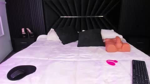 Zayra online show from 10.25.25