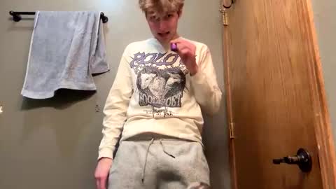 Snapshot of bigskinnyboyshh chatting on 12.10.24 bigskinnyboyshh online show from 12.10.24