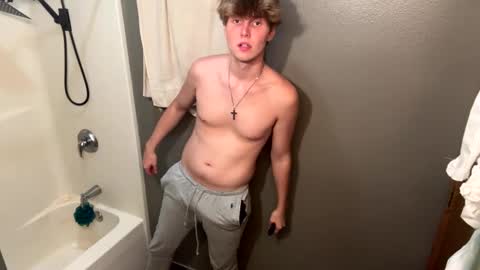 Snapshot of bigskinnyboyshh chatting on 10.01.25 bigskinnyboyshh online show from 10.01.25