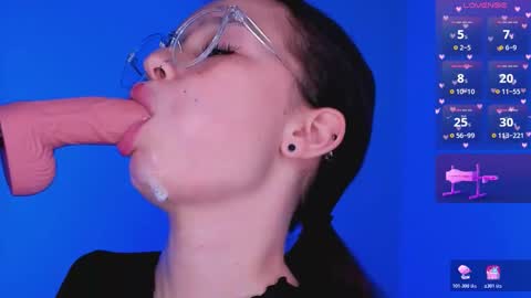 Snapshot of bitchpeace_ chatting on 11.08.25 Diana online show from 11.08.25