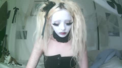 vampire fang  online show from 10.01.25