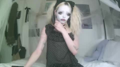 vampire fang  online show from 10.02.25