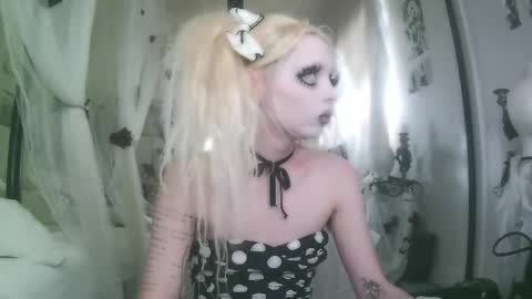 vampire fang  online show from 11.28.25