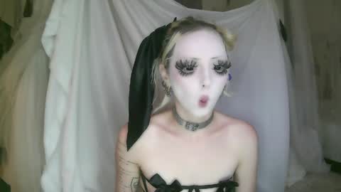 vampire fang  online show from 04.21.26