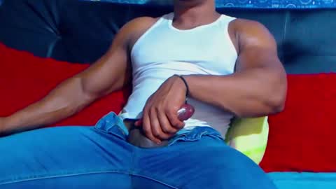 Snapshot of black_seus85 chatting on 12.12.24 duglas online show from 12.12.24