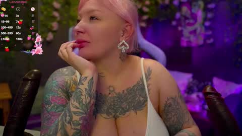 Snapshot of blackedbarbie chatting on 10.29.25 Alice online show from 10.29.25