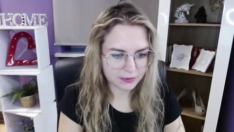 Z O E Y online show from 10.27.25