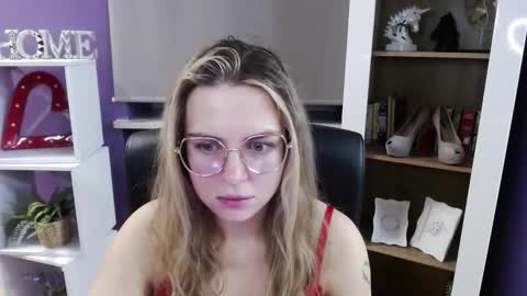 Z O E Y online show from 11.26.25