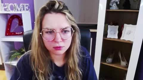 Z O E Y online show from 12.18.25