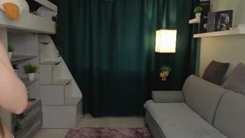 Snapshot of bless_mee chatting on 06.18.26 Mia online show from 06.18.26