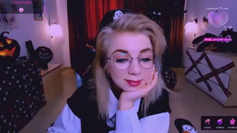 Snapshot of blinkofeyess chatting on 10.09.25 Nicole online show from 10.09.25