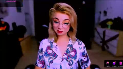 Snapshot of blinkofeyess chatting on 10.24.25 Nicole online show from 10.24.25