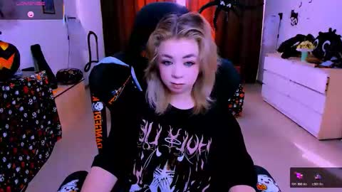 Snapshot of blinkofeyess chatting on 10.27.25 Nicole online show from 10.27.25