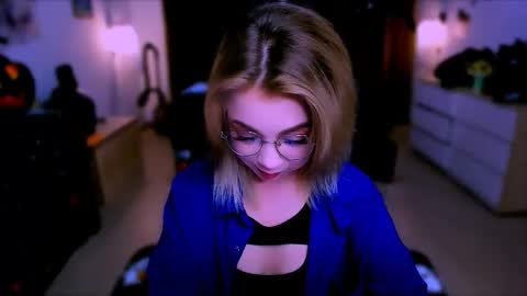 Snapshot of blinkofeyess chatting on 10.30.25 Nicole online show from 10.30.25