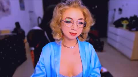 Snapshot of blinkofeyess chatting on 10.31.25 Nicole online show from 10.31.25