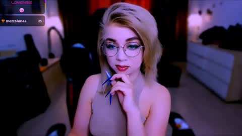 Snapshot of blinkofeyess chatting on 11.06.25 Nicole online show from 11.06.25