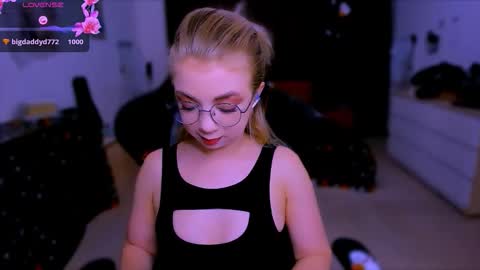 Snapshot of blinkofeyess chatting on 11.12.25 Nicole online show from 11.12.25