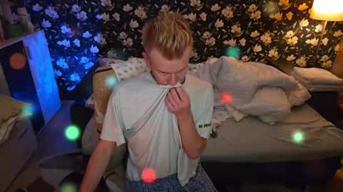 Snapshot of blond_boy69 chatting on 05.11.26 blond_boy69 online show from 05.11.26