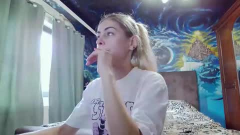 Snapshot of blonde4pasion chatting on 10.10.25 blonde4pasion online show from 10.10.25