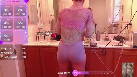 Snapshot of blondiebubblebooty chatting on 09.30.25 Bubbles online show from 09.30.25