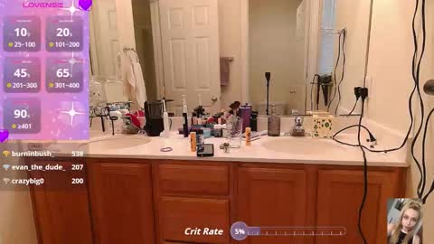 Snapshot of blondiebubblebooty chatting on 10.15.25 Bubbles online show from 10.15.25