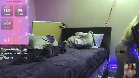 Snapshot of blondiebubblebooty chatting on 10.18.25 Bubbles online show from 10.18.25