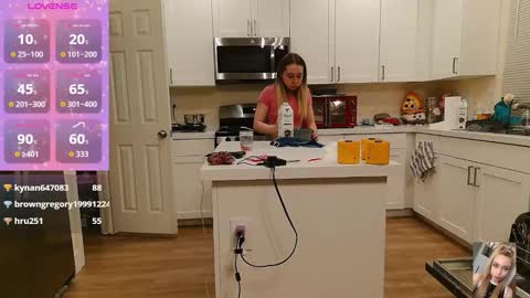 Snapshot of blondiebubblebooty chatting on 10.19.25 Bubbles online show from 10.19.25