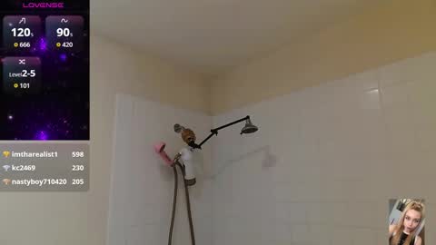 Snapshot of blondiebubblebooty chatting on 10.23.25 Bubbles online show from 10.23.25