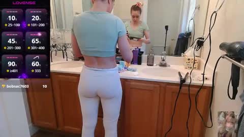 Snapshot of blondiebubblebooty chatting on 10.24.25 Bubbles online show from 10.24.25