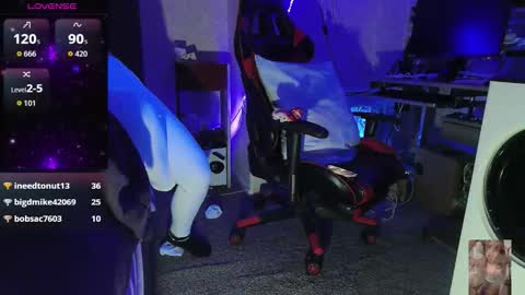 Snapshot of blondiebubblebooty chatting on 10.25.25 Bubbles online show from 10.25.25