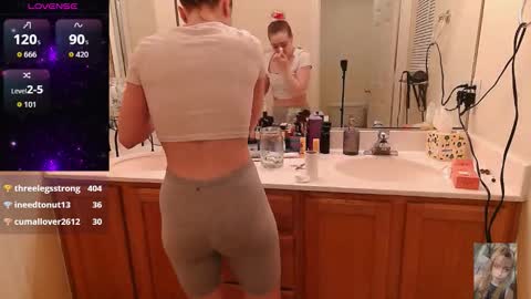 Snapshot of blondiebubblebooty chatting on 10.27.25 Bubbles online show from 10.27.25