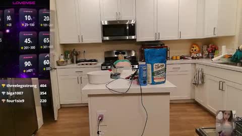 Snapshot of blondiebubblebooty chatting on 10.29.25 Bubbles online show from 10.29.25