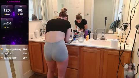 Snapshot of blondiebubblebooty chatting on 10.29.25 Bubbles online show from 10.29.25