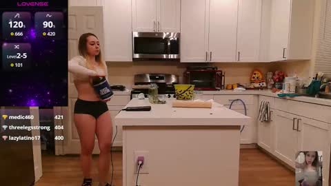 Snapshot of blondiebubblebooty chatting on 10.31.25 Bubbles online show from 10.31.25