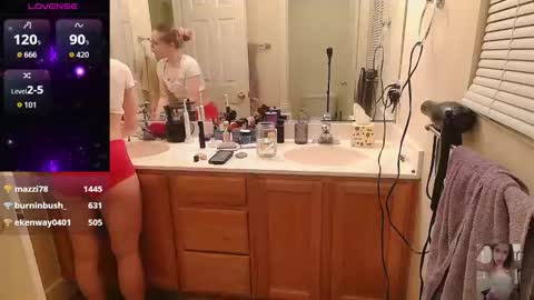 Snapshot of blondiebubblebooty chatting on 11.06.25 Bubbles online show from 11.06.25