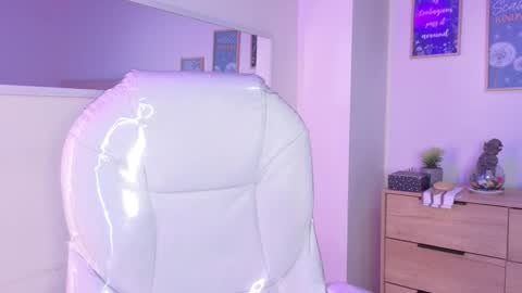 Snapshot of bluee_hazell chatting on 10.18.25 online show from 10.18.25