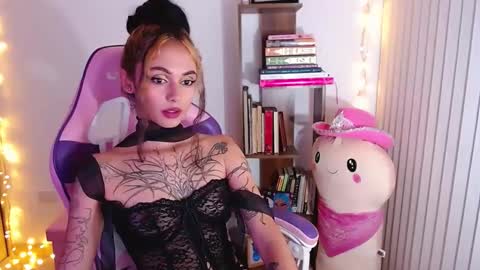 Snapshot of bluee_v chatting on 09.17.25 Im Abril .. Nice to meet you thumb up me please its important INDEPENDENT MODEL online show from 09.17.25