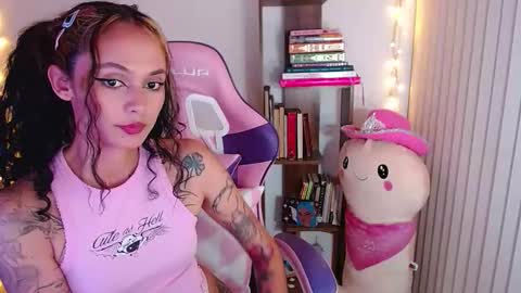 Snapshot of bluee_v chatting on 09.22.25 Im Abril .. Nice to meet you thumb up me please its important INDEPENDENT MODEL online show from 09.22.25
