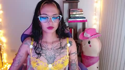 Snapshot of bluee_v chatting on 09.26.25 Im Abril .. Nice to meet you thumb up me please its important INDEPENDENT MODEL online show from 09.26.25