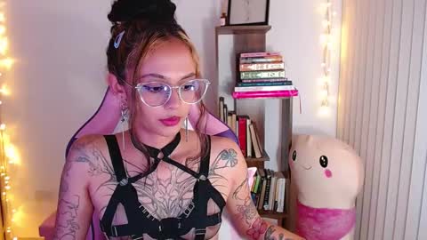 Snapshot of bluee_v chatting on 09.27.25 Im Abril .. Nice to meet you thumb up me please its important INDEPENDENT MODEL online show from 09.27.25