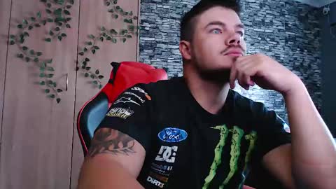 Snapshot of blueeyeboy0 chatting on 11.17.25 blueeyeboy0 online show from 11.17.25