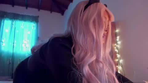 Snapshot of blumasweet chatting on 02.14.25 Bluma Sweet online show from 02.14.25