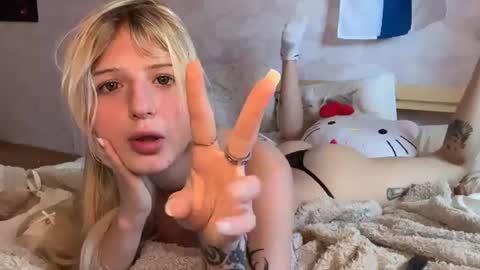 Snapshot of blushandburn chatting on 06.27.26 Delle online show from 06.27.26