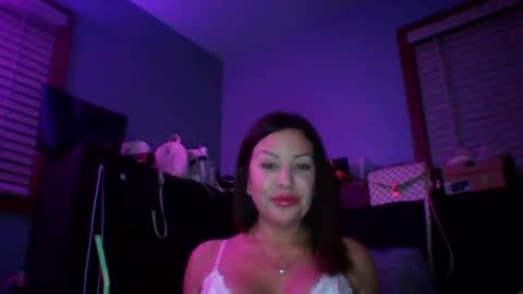 Snapshot of bodicas chatting on 11.27.25 milf online show from 11.27.25