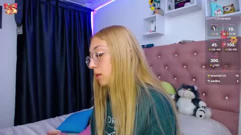 Soffy Brooks Independent model online show from 11.20.25