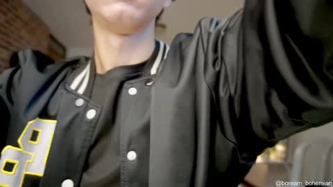 Snapshot of boream_ chatting on 10.08.25 Bream online show from 10.08.25