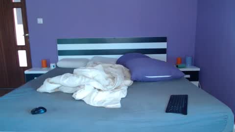 Snapshot of bouth_dream chatting on 10.28.25 Angel-Boy online show from 10.28.25