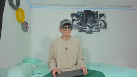 Snapshot of boys4hot_777 chatting on 03.02.25 boys4hot_777 online show from 03.02.25