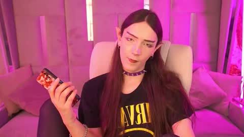 Snapshot of boytemptation chatting on 11.12.25 Nova online show from 11.12.25