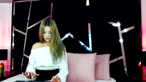 Snapshot of breezelle chatting on 10.23.25 Zeline online show from 10.23.25